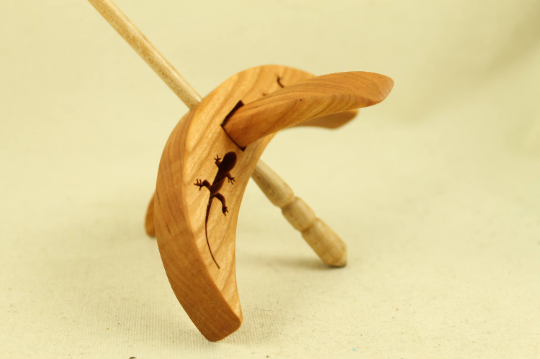 Cut-out Lizard Turkish Drop Spindle